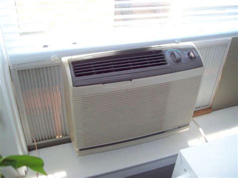 Carrier siesta window air conditioner - Siesta AC with replacement knobs, in working order, 19X10X14.5. Come to pickup at Category A time-slot.